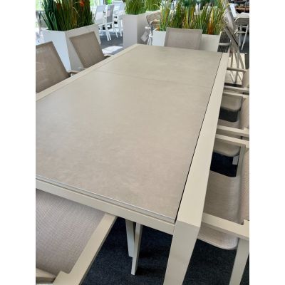 Ensemble de jardin couleur sable (SAND MAT) : table Livorno en céramique extensible 220/330X106CM + 8 fauteuils Beja